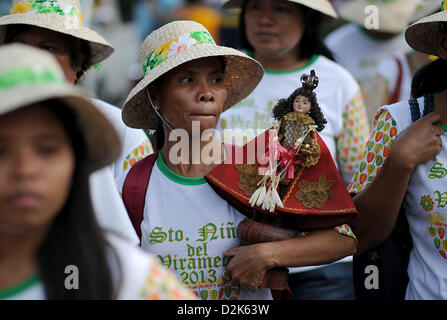 Anhänger nehmen an der Santo Nino Grand Prozession In Manila, Philippinen, Sonntag, 27. Januar 2013 Teil. Das Fest der Sto. Nino wird im Laufe des Monats Januar gefeiert. Stockfoto