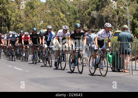 Jack Bobridge Blanco Team Trikot King of Mountain Führer an der Vorderseite des das Hauptfeld am Montefiore Hill in Stufe 6 der Santos Tour Down Under 2013 Adelaide City Tour, South Australia am 27. Januar 2013 Stockfoto