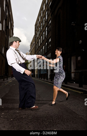 Paar Lindy Hop tanzen in städtischen Straße Stockfoto