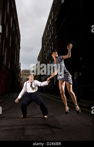 Frau springen Lindy Hop in städtischen Straße Stockfoto