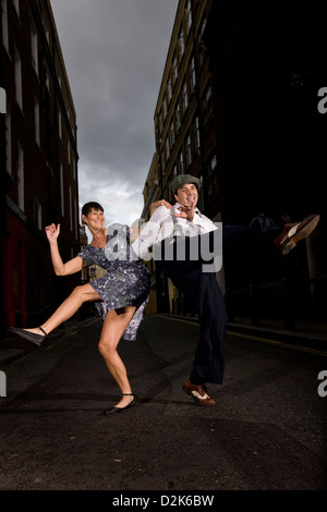 Paar Lindy Hop tanzen in städtischen Straße Stockfoto