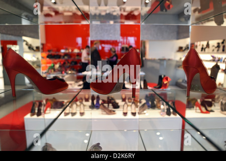 London, Vereinigtes Königreich, rote high-Heel Damenschuhe in einem Schaufenster Stockfoto