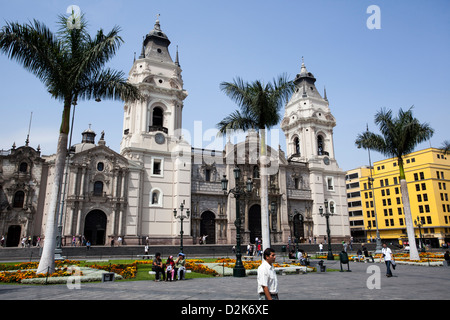 Lima, Peru, Hauptplatz, Plaza Mayor, Plaza de Armas, Lima Kathedrale, Palmen, Blumen, Garten, Beete, blauer Himmel, sonnig, Stockfoto