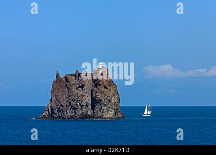 Insel Strombolicchio auf Stromboli, Äolischen Inseln, Italien Stockfoto