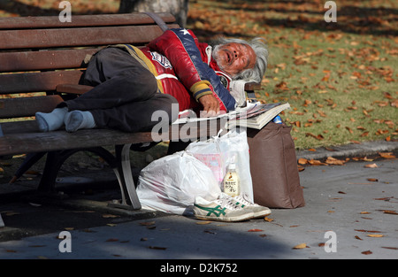 Tokio, Japan, Symbol Foto Armut, schläft ein Mann auf einer Parkbank Stockfoto