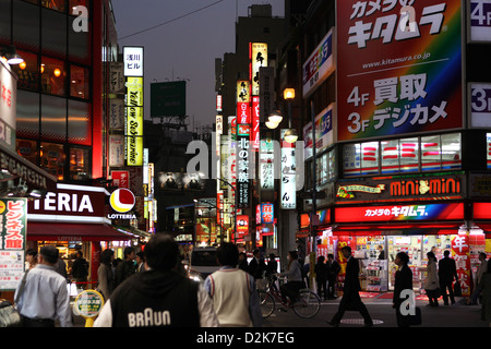 Tokio, Japan, Straßenszene im Bezirk Shinjuku nachts Stockfoto
