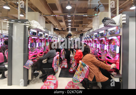 Tokio, Japan, Menschen in einem casino Stockfoto