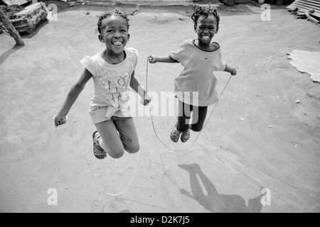 Kinder spielen auf Seilspringen in Soweto Township in Johannesburg, Südafrika. Stockfoto