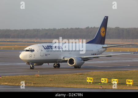 Berlin, Deutschland, Lufthansa Flugzeug auf einer Startbahn am Flughafen Berlin-Tegel Stockfoto