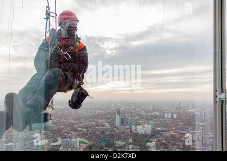 Ein Fensterputzer in Süd-London, von der Shard Stockfoto