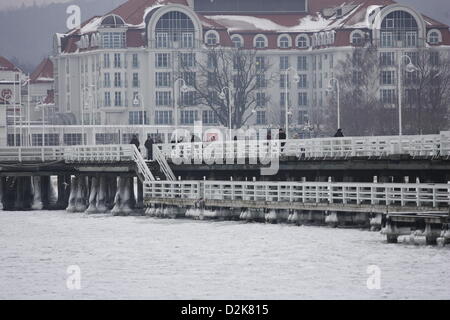 Sopot, Polen 27. Januar 2013 aufgrund der extrem niedrigen Temepratures in vergangenen Tagen die Ostsee in der Nähe der polnischen Küste in Sopot hat gefroren. Viele Menschen ihr Leben riskieren und gehen auf dünnem Eis. Stockfoto