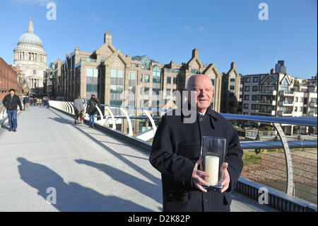 Millennium Bridge, London, UK. 27. Januar 2013. Ben Helfgott, ein Überlebender des Holocaust, hält eine Kerze beleuchtet im Gedenken an die Verstorbenen, wie der Holocaust-Gedenktag zum Gedenken an die Millennium Bridge stattfindet. Ein Chor und Überlebende des Holocaust teilgenommen an der Zeremonie. Bildnachweis: Matthew Chattle/Alamy Live-Nachrichten Stockfoto