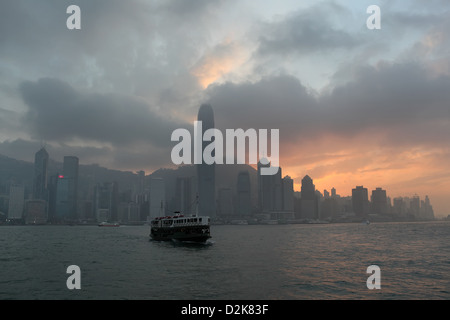 Hong Kong, China, Blick auf der Vorderseite des Causeway Bay Hong Kong Island in der Abenddämmerung Stockfoto