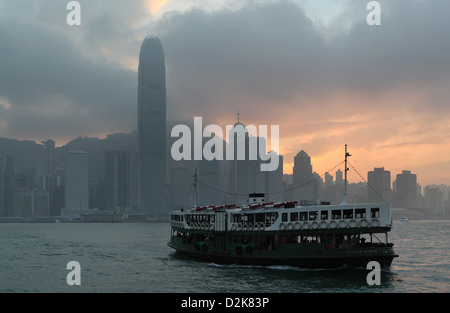 Hong Kong, China, Blick auf der Vorderseite des Causeway Bay Hong Kong Island in der Abenddämmerung Stockfoto