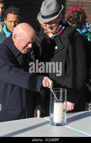 Millennium Bridge, London, UK. 27. Januar 2013. Ben Helfgott ein Überlebender des Holocaust zündet eine Kerze im Gedenken an die Verstorbenen, wie der Holocaust-Gedenktag zum Gedenken an die Millennium Bridge stattfindet. Ein Chor und Überlebende des Holocaust teilgenommen an der Zeremonie. Bildnachweis: Matthew Chattle/Alamy Live-Nachrichten Stockfoto