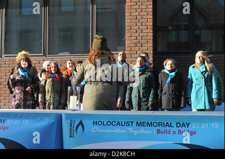 Millennium Bridge, London, UK. 27. Januar 2013. Ein Chor singt am Holocaust-Gedenktag mit dem Thema "Bauen eine Brücke". Holocaust-Gedenktag Gedenken erfolgt bei der Millennium Bridge. Ein Chor und Überlebende des Holocaust teilgenommen an der Zeremonie. Bildnachweis: Matthew Chattle/Alamy Live-Nachrichten Stockfoto