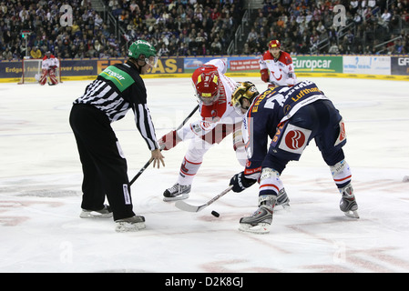 Berlin, Deutschland, Kick bei einem Eishockey-Spiel Stockfoto