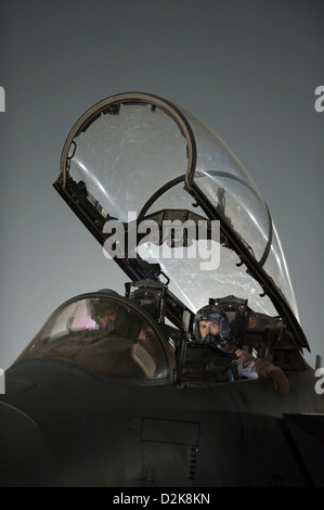 US Air Force Piloten bereiten Sie ihre F-15E Strike Eagle auf einem Kampfeinsatz von Bagram Airfield, Afghanistan 4. Januar 2011 ausziehen. Stockfoto