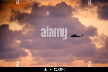 Ein Hubschrauber der US-Marine MH-60 s Knighthawk führt Flugbetrieb über dem Pazifischen Ozean 20. September 2012. Stockfoto