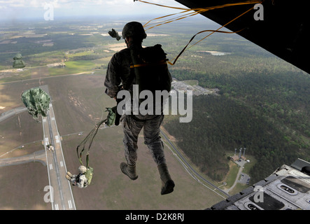 US Air Force Piloten beteiligen sich an einem static-Line Sprung aus einer HC-130 P/N König 21. März 2012 auf Moody Air Force Base, Georgia. Stockfoto