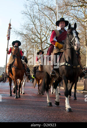 London, UK. 27. Januar 2013.  Bürgerkrieg-Recreators März auf dem Pferderücken über die Mall in Richtung Horseguards Parade Credit: Andy Thornley/Alamy Live News Stockfoto