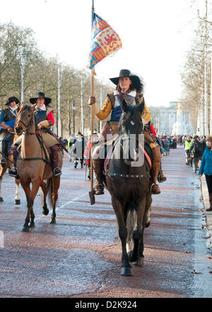 London, UK. 27. Januar 2013.  Eine weibliche englischer Bürgerkrieg Recreator tragen die königliche Standarte marschiert auf dem Pferderücken über die Mall in Richtung Horseguards Parade Credit: Andy Thornley/Alamy Live News Stockfoto