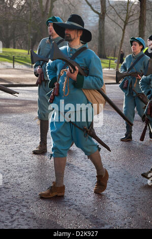 London, UK. 27. Januar 2013.  Bürgerkrieg-Recreators März mit Schwertern und Musketen in Richtung Horseguards Parade Credit: Andy Thornley/Alamy Live News Stockfoto