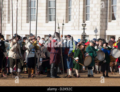 London, UK. 27. Januar 2013.  Bürgerkrieg-Recreators versammeln sich in Horseguards Parade für einen Dienst zum Gedenken an das "Martyrium von König Charles ich findet statt. Bildnachweis: Andy Thornley/Alamy Live-Nachrichten Stockfoto
