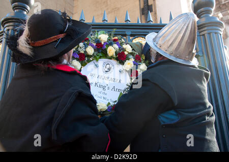 London, UK. 27. Januar 2013.  Englischer Bürgerkrieg Recreators legen einen Kranz auf Bankett Haus an Whitehall im Ort, wo König Charles ich hingerichtet wurde. Bildnachweis: Andy Thornley/Alamy Live-Nachrichten Stockfoto