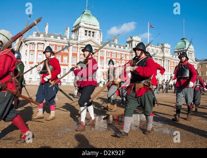 London, UK. 27. Januar 2013.  Bürgerkrieg-Recreators lassen Horseguards Parade mit Piken, Musketen und Schwerter nach einem Gottesdienst zum Gedenken an das "Martyrium" von König Charles I. Credit: Andy Thornley/Alamy Live News Stockfoto