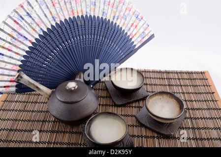 Chinesische Tee-Set Standbilder mit schönen traditionellen Fan-Hintergrund. Stockfoto