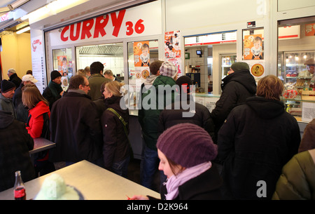 Berlin, Deutschland, vor Leuten Currywurstbude Curry 36 Stockfoto