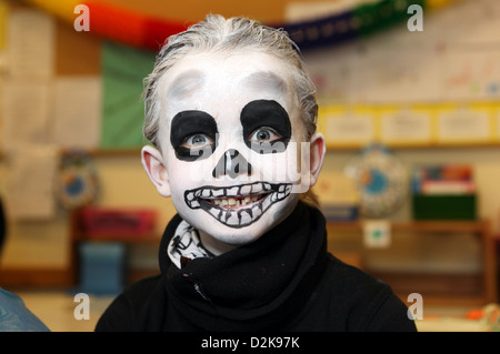 Berlin, Deutschland, das Kind ist im Karneval als Skelett gekleidet. Stockfoto