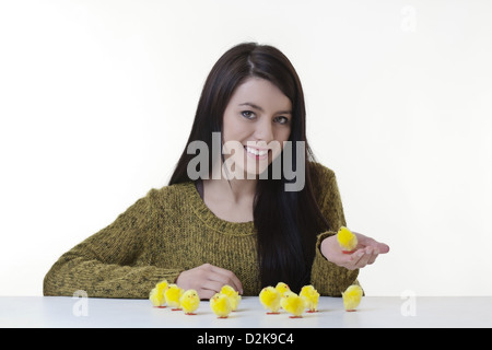 Frau mit einem Spielzeug Osterküken in der hand Stockfoto