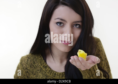 Frau mit einem Spielzeug Osterküken in der hand Stockfoto