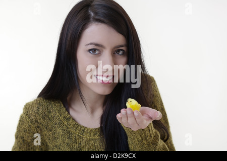 Frau mit einem Spielzeug Osterküken in der hand Stockfoto