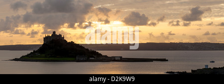 Sonnenuntergang über St Michaels Mount und Marazion Cornwall England UK Stockfoto