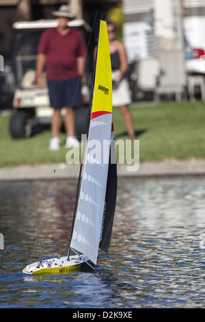 Vela ein Meter Modell RC Segelboot an einem See gesegelt werden. Stockfoto