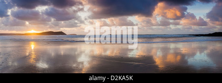 Dramatische Reflexionen am Strand von New Polzeath Cornwall England UK Stockfoto