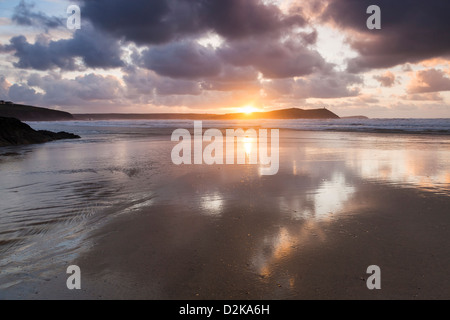 Dramatische Reflexionen am Strand von New Polzeath Cornwall England UK Stockfoto