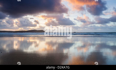 Dramatische Reflexionen am Strand von New Polzeath Cornwall England UK Stockfoto