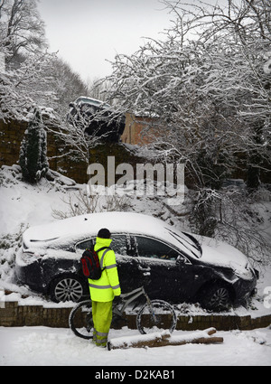 Range Rover (siehe oben) die stationäre Vauxhall getroffen nach schieben im verschneiten Bedingungen zwingen es in Gärten unterhalb auf einem Hügel Stockfoto