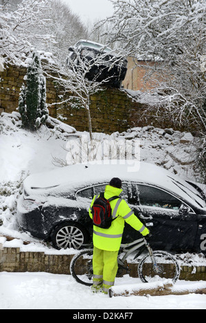 Range Rover (siehe oben) die stationäre Vauxhall getroffen nach schieben im verschneiten Bedingungen zwingen es in Gärten unterhalb auf einem Hügel Stockfoto