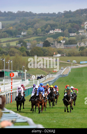 Junge Jockeys Rennen den Hügel in 148cm und unter Charles Owen Pony Race Finale bei einer Kinder-Versammlung im Cheltenham Racecour Stockfoto