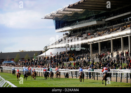 Junge Jockeys Rennen den Hügel in 148cm und unter Charles Owen Pony Race Finale bei einer Kinder-Versammlung im Cheltenham Racecour Stockfoto