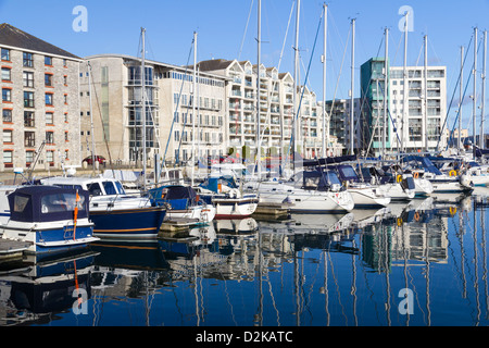 Reflexionen im Sutton Marina Plymouth Devon England UK Stockfoto