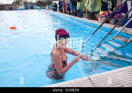 London, UK. 26. Januar 2013. Tooting Bec kalten Wasser Swimming Championships. Ein Schwimmer rundet die Ausdauer schwimmen. Stockfoto