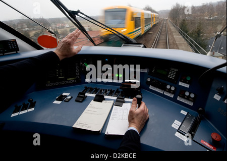 Dresden, Deutschland, trainieren Ingenieure, ein Regionalexpress Stockfoto