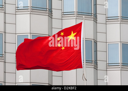 Berlin, Deutschland, China Flagge bei der chinesischen Botschaft Stockfoto