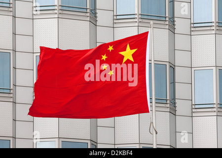 Berlin, Deutschland, China Flagge bei der chinesischen Botschaft Stockfoto